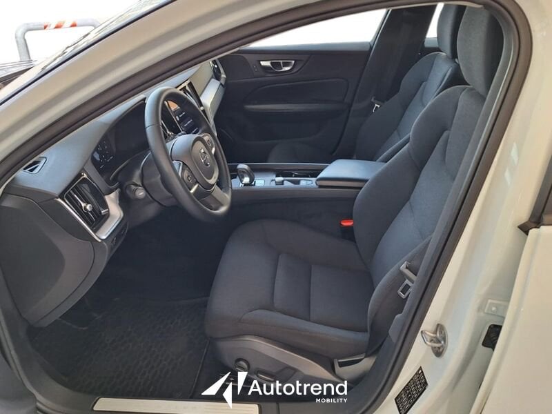 Volvo V60  B4 197+14 CV Mild Hybrid Diesel Automatica Momentum Business