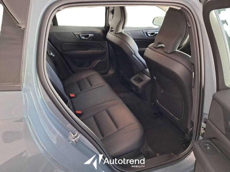 Volvo V60  B4 197+14 CV Mild Hybrid Diesel Automatica NAVI LED Momentum Business
