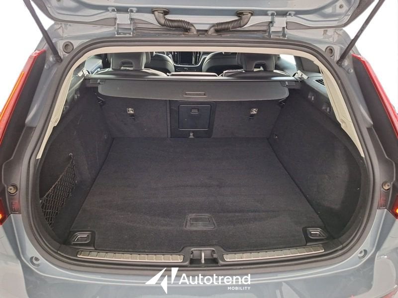 Volvo V60  B4 197+14 CV Mild Hybrid Diesel Automatica NAVI LED Momentum Business
