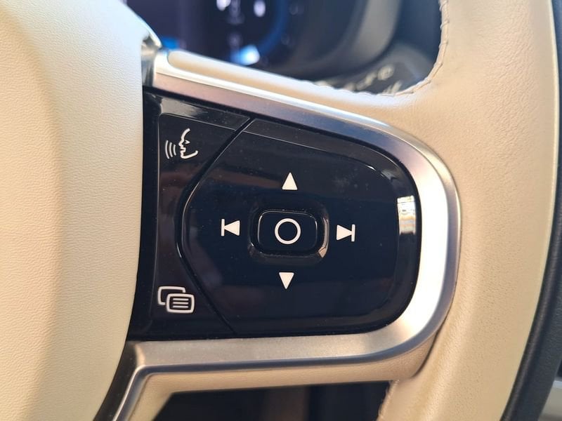 Volvo XC60  B4 197+14 CV AWD Mild Hybrid Diesel Automatico Plus Bright N1 Autocarro