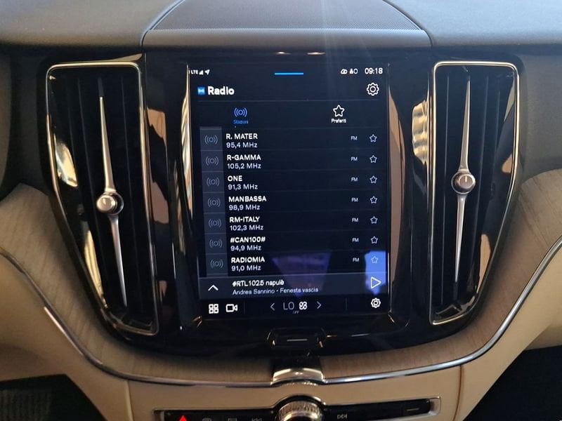 Volvo XC60  B4 197+14 CV AWD Mild Hybrid Diesel Automatico Plus Bright N1 Autocarro