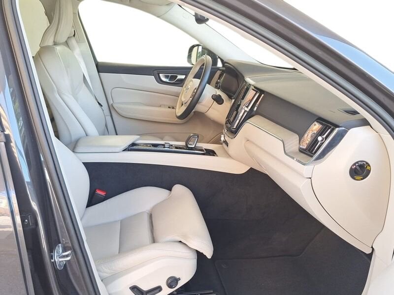 Volvo XC60  B4 197+14 CV AWD Mild Hybrid Diesel Automatico Plus Bright N1 Autocarro
