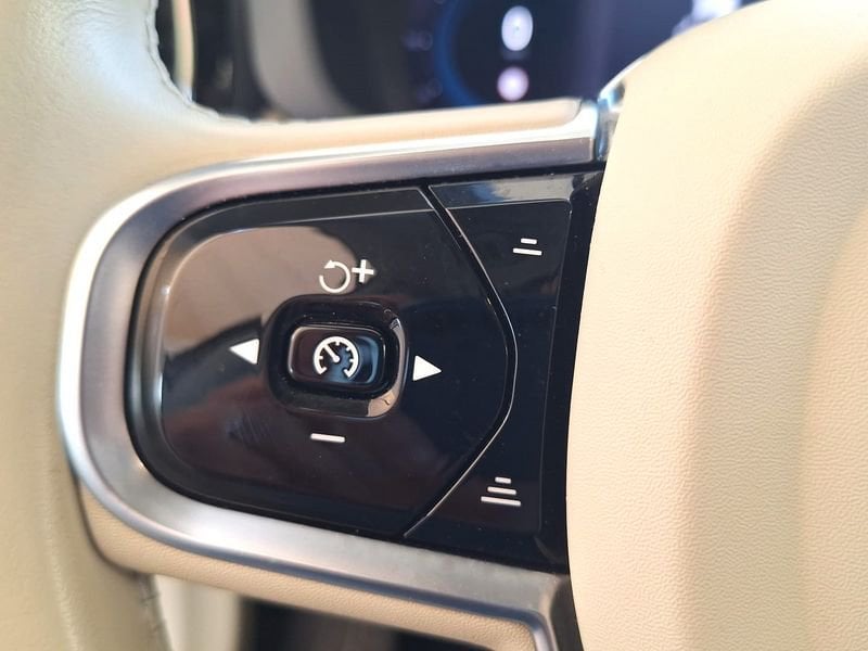 Volvo XC60  B4 197+14 CV AWD Mild Hybrid Diesel Automatico Plus Bright N1 Autocarro