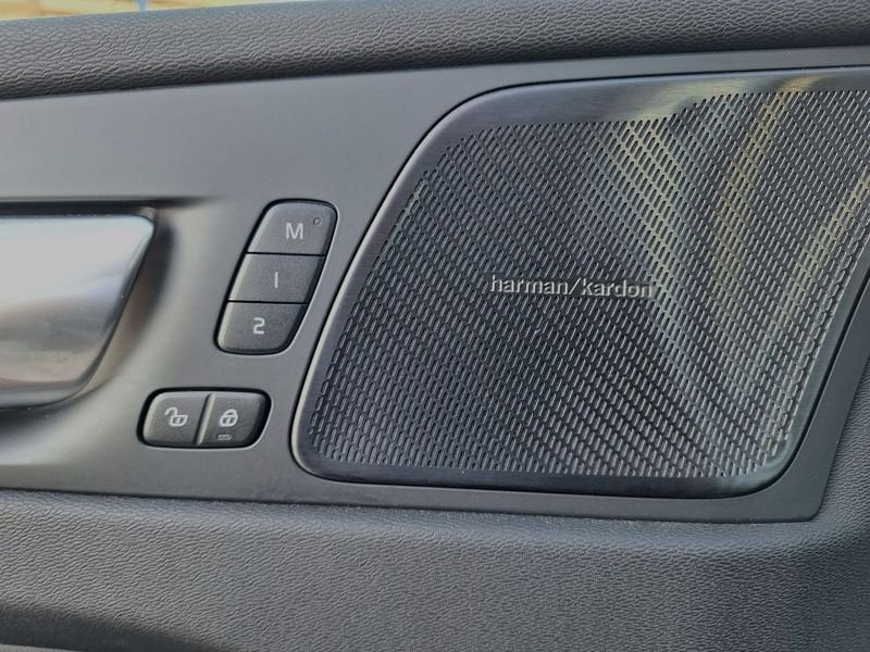 Volvo XC60  B4 197+14 CV Mild Hybrid Diesel Automatico Plus Dark N1 Autocarro