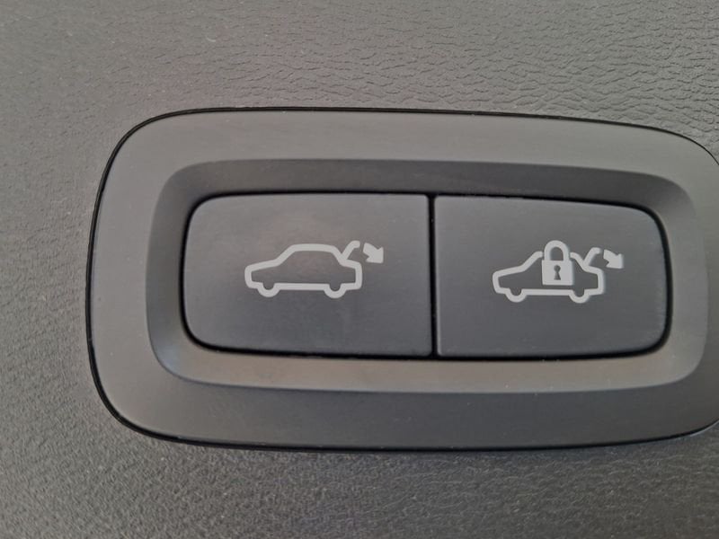 Volvo   T4 129+14 CV Recharge Plug-In Hybrid Inscription