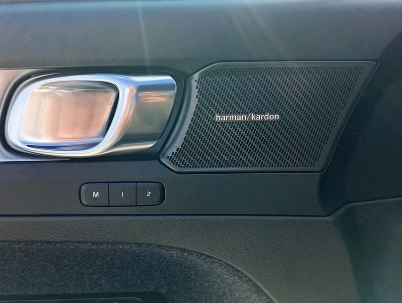 Volvo XC40  B3 163+14 CV Automatico TETTO LED Ultra Black Edition