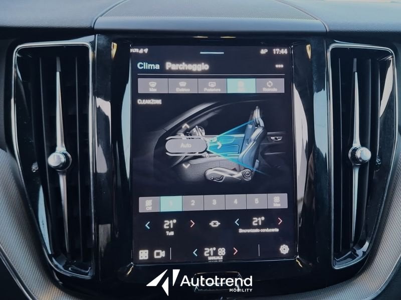 Volvo XC60  B4 197+14 CV Automatico Mild Hybrid Diesel Plus Dark
