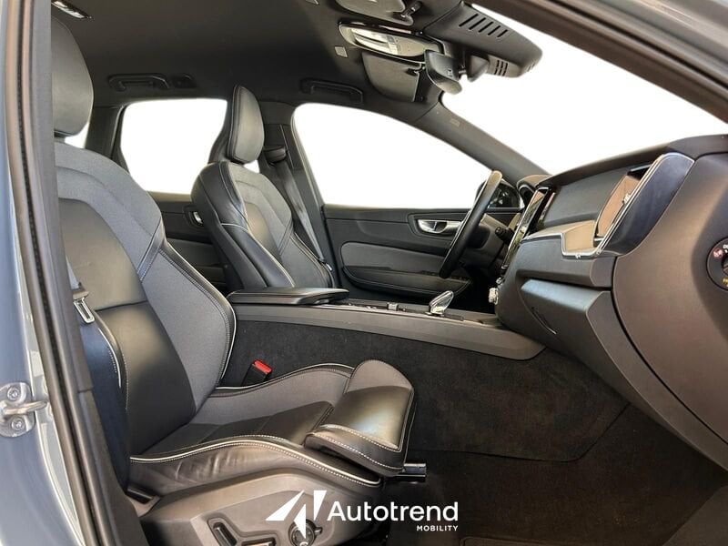 Volvo XC60  B4 197+14 CV AWD Mild Hybrid Automatico Plus Dark N1 Autocarro