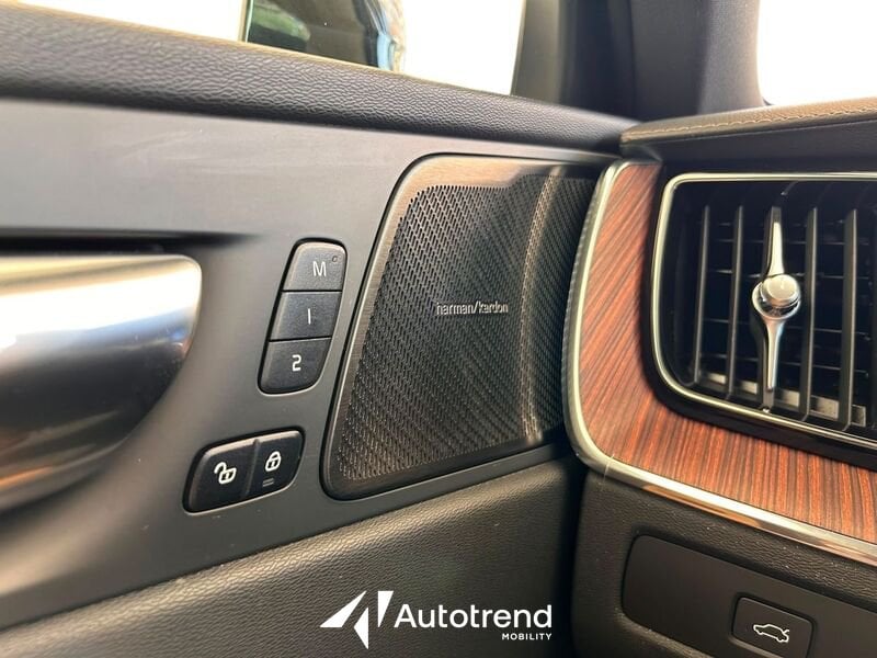 Volvo XC60  B5 235+14 CV AWD Mild-Hybrid Diesel Automatico Ultimate Dark