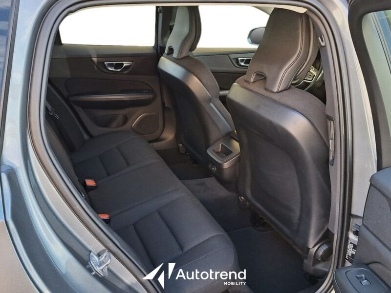 Volvo V60  B4 197+14 CV Mild Hybrid Diesel Automatica Momentum Business